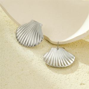 Boucles d'oreilles clous thème plage perle et coquillage, plaqué or 18 carats, acier inoxydable, étanches, pour femme, occasion anniversaire - Product Image 2