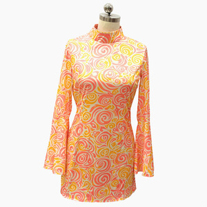 Conjunto de Disfraz Hippie de los 70 para Mujer, Vestido Mini con Mangas Campana, Estampado en Espiral Rosa y Amarillo, para Festival de Música o Espectáculo - Product Image 5
