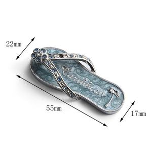 Aimants de réfrigérateur personnalisés en métal gaufré argenté en forme de tongs ornées de diamants bleus - Product Image 3