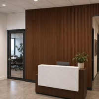 WYRAX - Panneau mural linéaire WPC modulaire à connexion par emboîtement pour zone d'accueil d'entreprise, finition noyer, surface côtelée continue