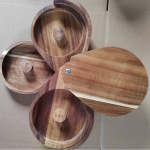 Tarro giratorio de tres niveles de madera de acacia con tapas para sal, azúcar, limón y condimentos, diseño giratorio en marrón oscuro. - Product Image 1
