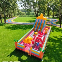 Grand château gonflable neuf avec toboggan et trampoline, garantie de 3 ans et capacité de 1000 personnes, idéal pour les atriums de centres commerciaux