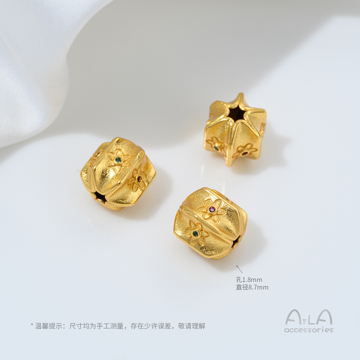 Perles intercalaires Z506-5 en forme de carambole rouge et verte.
