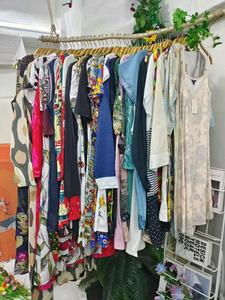 La Serie Mixta Incluye Vestidos, Camisetas, Faldas, Pantalones, Shorts, Mangas Largas y Mangas Cortas, Todas Ropa Nueva <span class=keywords><strong>de</strong></span> Marca - Product Image 4