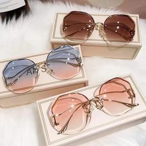 Gafas de Sol Modernas con Degradado para Mujer, Estilo Europeo Americano, Sin Marco, UV400, Nuevas, Inspiradas en el Estilo Urbano, para Niños - Product Image 1