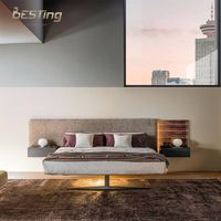 Lit double moderne avec tête de lit en tissu plissé horizontal délicat avec veilleuse LED grands lits en lévitation