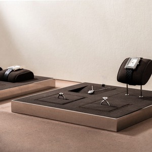 อุปกรณ์จัดแสดงเครื่องประดับหรูหราแบบกำหนดเอง วัสดุไมโครไฟเบอร์คุณภาพสูง สำหรับนาฬิกา สร้อยคอ แหวน ชั้นวางโชว์เครื่องประดับบนเคาน์เตอร์ - Product Image 3