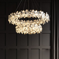Tables de restaurant de style européen moderne et luxueux, luminaire suspendu linéaire LED en forme de fleur à cinq pétales en cristal ondulé