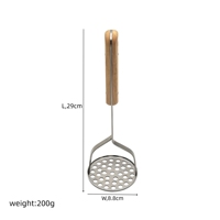 Ronde geperforeerde groentepuree-gereedschap met houten handvat en roestvrijstalen aardappelstamper