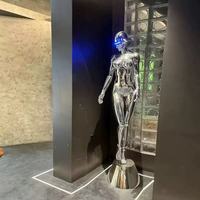 Lámpara de pie de fibra de vidrio con forma de robot femenino, cromo brillante, luz azul, para crear una atmósfera natural.