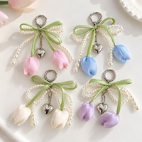 Porte-clés en tissu soyeux brillant avec nœud en ruban de perles tulipe, pendentif cœur argenté, breloque de sac, accessoire pour coque de téléphone, décoration pour étui d'écouteurs