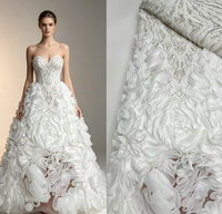 Tissu en dentelle brodée de fleurs 3D blanches de luxe, orné de perles et de paillettes, en tulle, pour robe de mariée, robe de soirée, en stock, livraison rapide