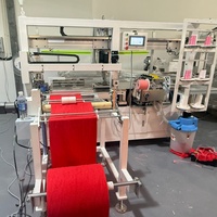 Machine à coudre intelligente pour coins de serviettes à quatre côtés avec système de correction automatique assurant un alignement parfait des coins