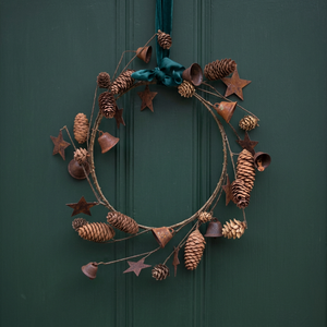Corona rústica hecha a mano con conos de pino, estrellas y campanas para decoración navideña de puertas - Product Image 1