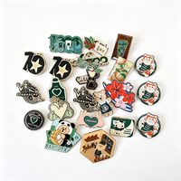 Épingles en émail personnalisées OEM en alliage de zinc, motif avion mignon, avec impression UV, badges en émail souple pour véhicules, pour articles promotionnels