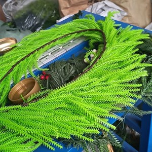 Aiguilles de pin Norfolk artificielles Fengcao, 1,2 m, vertes avec cône rouge, décoration de Noël, plante en plastique, décoration d'intérieur - Product Image 1