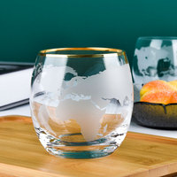 Verre à whisky transparent avec bord doré et gravure simple de la carte du monde, idéal pour bar à domicile, cocktails et cadeaux