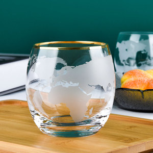 Verre à whisky transparent avec bord doré et gravure simple de la carte du monde, idéal pour <span class=keywords><strong>bar</strong></span> à domicile, cocktails et cadeaux - Product Image 2