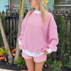 Conjunto de dos piezas de sudadera <span class=keywords><strong>oversize</strong></span> con cuello redondo y rayas personalizadas, pantalones cortos casuales de algodón y felpa, conjunto deportivo para <span class=keywords><strong>mujer</strong></span>. - Product Image 2