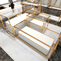 Présentoir à vêtements doré pour la vente au détail, table de présentation emboîtable, étagères à vêtements, présentoir de vêtements, mobilier pour magasin de vêtements