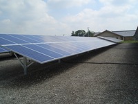 Système de structures de montage au sol pour panneaux solaires à poteau unique, adapté aux terrains accidentés
