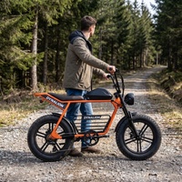 Auffälliges Orange Fatbike mit Schmalen Schutzblechen, Retro-Elektrofahrrad für Gravel- und Bergweg-Erkundungen