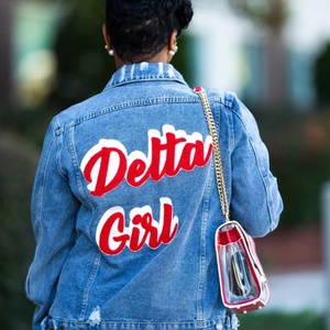 <span class=keywords><strong>Veste</strong></span> <span class=keywords><strong>en</strong></span> <span class=keywords><strong>jean</strong></span> Delta Dear Zeta Sgrho DST Sorority à manches courtes effilochées imprimées avec l'alphabet grec Delta Girl, tailles S à 3XL, faible MOQ - Product Image 2
