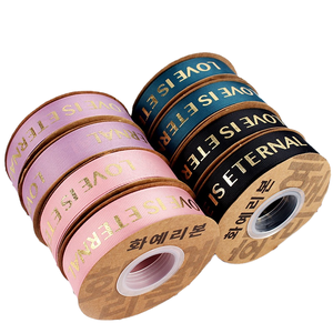 ริบบิ้นผ้าซาตินพิมพ์ลายฟอยล์สีเงินขนาด 1-1/2 นิ้ว สำหรับห่อของขวัญ สีพื้น โพลีเอสเตอร์ ไนลอน เป็นมิตรกับสิ่งแวดล้อม ลาย "ความรักคือความนิรันดร์" - Product Image 1