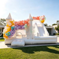 Château gonflable de luxe blanc pour mariage avec toboggan, idéal pour les événements extérieurs élégants, les fêtes, les jeux pour enfants et adultes