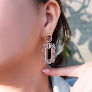 أقراط متدلية مربعة عصرية من الزركونيا المكعبة الأرجواني مطلية بالذهب عيار 18 قيراط للنساء مجوهرات مسابقات الجمال لحفلات الزفاف - Product Image 6