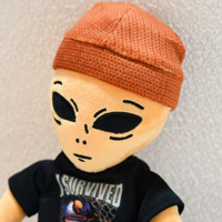 Poupée en peluche Alien personnalisée et créative, avec diverses poses, tenue réaliste assortie, figurine en peluche douce personnalisable pour exposition