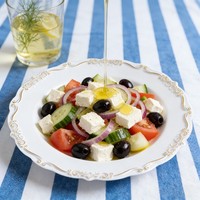 Assiettes en plastique jetables élégantes avec bordure en dentelle gaufrée, modernes pour les fêtes, la restauration, les mariages, les banquets, tailles 7 pouces/9 pouces/10 pouces, vente en gros