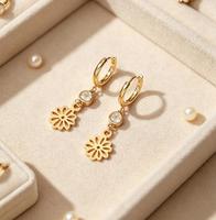 Boucles d'oreilles fleuries pour femmes, bijoux d'anniversaire, boucles d'oreilles hypoallergéniques en zircon plaqué or avec breloques florales