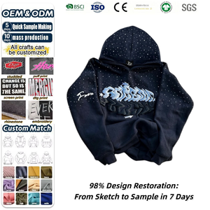 Sweat à capuche personnalisé noir intense avec strass étoiles sur toute la surface, motif graphique gothique <span class=keywords><strong>3D</strong></span> en relief sur le devant, lettres ondulées et script sur les manches. - Product Image 1