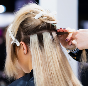 Extensiones de Cabello Humano Virgen Remy 100% Invisibles Ultrafinas Sin Costuras Hechas a Mano en China con Cinta Adhesiva de Doble Cara 613 de 28 Pulgadas y 100 g - Product Image 1