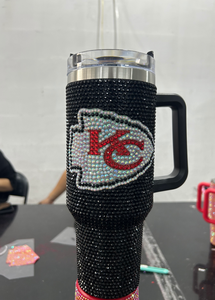 แก้วน้ำสแตนเลสสุญญากาศ 40 ออนซ์ ลายทีมฟุตบอล 14 สี ประดับคริสตัลวิบวับ พร้อมหูจับ สำหรับใช้ในออฟฟิศ ลายทีมแคนซัส ชีฟส์ - Product Image 4