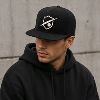 Casquette Snapback 6 Panneaux Personnalisable en Polyester/Coton avec Visière Plate et Motif Terrain de Football – Style Urbain Sportif Dobby