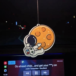Pendentif décoratif de voiture en forme de dessin animé, ornement parfumé pour rétroviseur, désodorisant et diffuseur d'arômes pour l'habillage automobile - Product Image 2