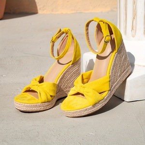 Sandales compensées jaunes en daim avec nœud décoratif, bout ouvert, talon moyen, fermeture à boucle arrière, été, vente en gros - Product Image 4
