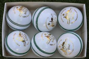 AK Blanc Fait à la Main Boules De Cricket En Cuir 4 Pièces 156g Test Match de Cricket Boules dures (6 boules) - Product Image 2