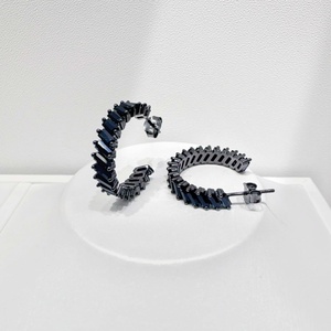 Boucles d'oreilles clous de luxe pour femme en argent sterling 925 personnalisées avec pierres colorées et zircone taille baguette, idéales pour l'été et le quotidien - Product Image 4