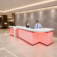 Comptoir de réception moderne et durable en surface solide blanche, poste de travail multi-stations avec éclairage LED RGB à changement de couleur