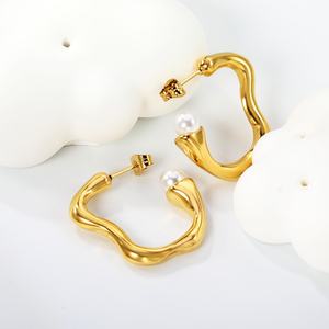 Pendientes Minimalistas de Acero Inoxidable Chapados en Oro de 18k, Forma de Ola Irregular en Forma de C, Joyería Impermeable, Pendientes de Aro con Perlas para Mujer - Product Image 3