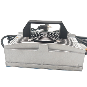 Cargador de Batería Universal de 12V 24V 5A Automático para Baterías de Plomo-Ácido y LiFePO4, Impermeable para Uso en Exteriores - Product Image 6
