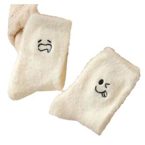 Venta al por mayor mujeres blanco bordado calcetines Otoño Invierno dibujos animados media pantorrilla engrosada cálido dormir piso lindo calcetines borrosos - Product Image 5