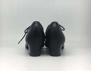 รองเท้าเต้นรำบอลรูมและลาตินสำหรับผู้หญิง หนังแท้ คุณภาพสูงระดับมืออาชีพ สีไอวอรี่และสีดำ หัวปิด ดีไซน์ทันสมัย - Product Image 3