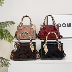 Sacs à main à poignée supérieure avec écharpe Sacs fourre-tout carrés de créateur avec larges bretelles Sacs à main pour femmes - Product Image 2