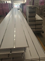 Panneaux muraux en PVC rainurés ignifuges, dalles de plafond avec lignes dorées et argentées intégrées pour hôtel, hôpital, atelier, grille de plafond