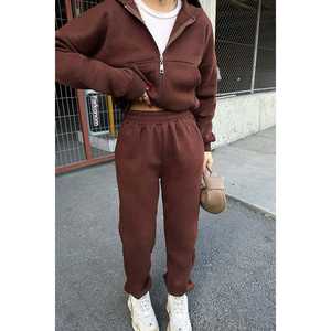 Traje Deportivo Elegante con Detalle de Cremallera Marrón - Product Image 2