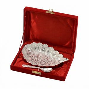 Plat de service de luxe en laiton plaqué argent, motif cachemire, avec feuille de mangue sculptée, plateau à collation en métal avec cuillère, dans une boîte en velours rouge - B2B - Product Image 1